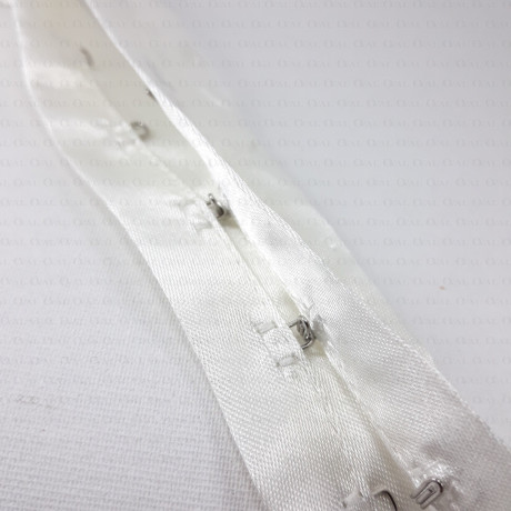 Hook-and-eye tape on ecru satin 1m 2599