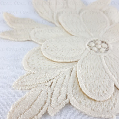 Embroidered ecru applique 1793