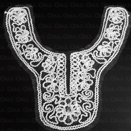 Stylowa aplikacja na tiulu z cekinami-dekolt 1940