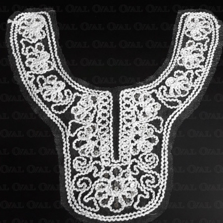 Stylowa aplikacja na tiulu z cekinami-dekolt 1940