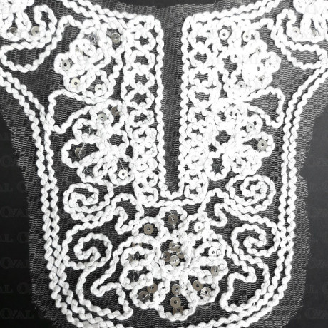 Aplikacja na tiulu z cekinami-dekolt 1940