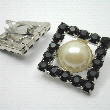 Decorative brooch with pearl no. 776