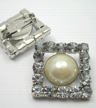 Decorative brooch with pearl no. 775