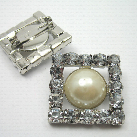Decorative brooch with pearl no. 775