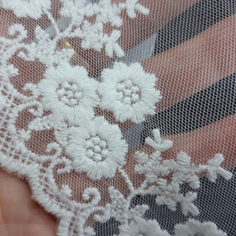 Lace embroidery on tulle 90mm/15y white 3800