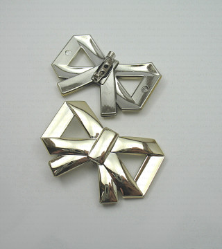 Plastic brooch no. 1189