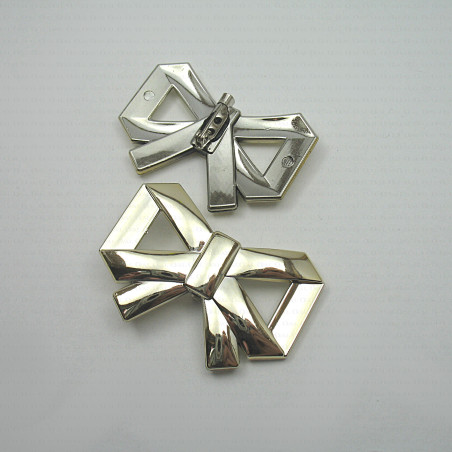 Plastic brooch no. 1189