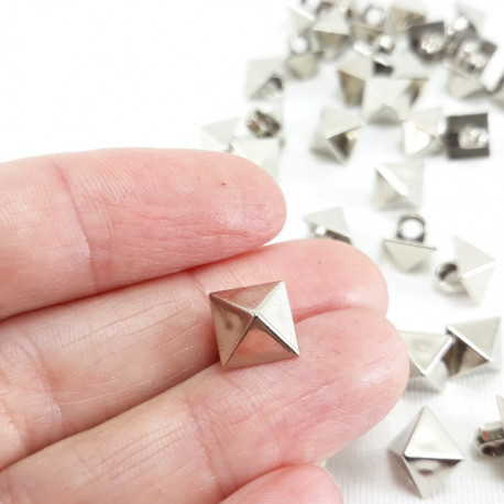 Guzik piramida 8,5 x 8,5mm srebrna 1043 - 23018