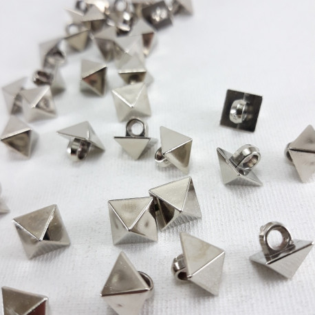 Guzik piramida 8,5 x 8,5mm srebrna 1043 - 23020