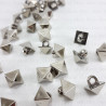 Guzik piramida 8,5 x 8,5mm srebrna 1043