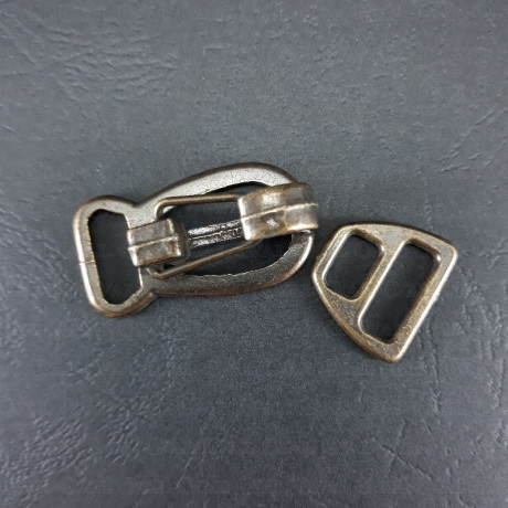 Zapięcie metalowe złote 1945