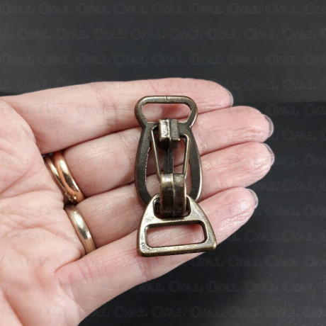 Zapięcie metalowe złote 1945