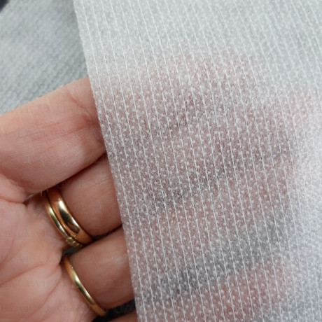 Flizelina przeszywana nitką z klejem biała 5330