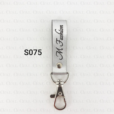 Skórka z karabińczykiem 5550