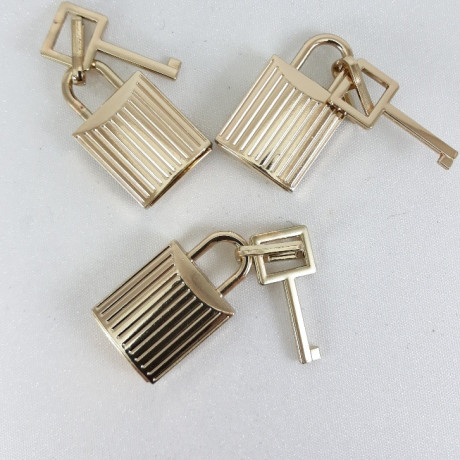 Przywieszka ozdobna  złota kłódka 1,10,100szt  5673