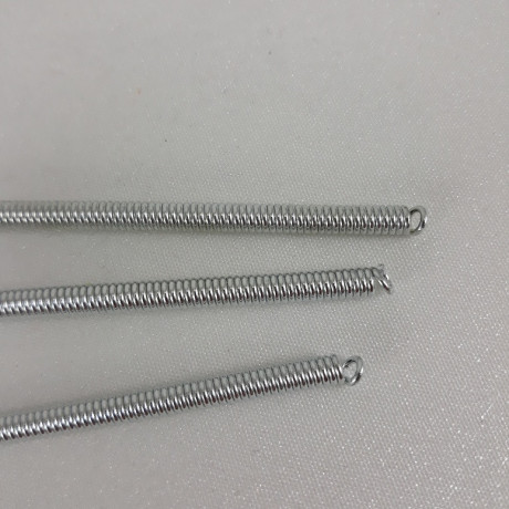 Przewlekacz do sznurka, gumy i tasiemki – praktyczne narzędzie krawieckie