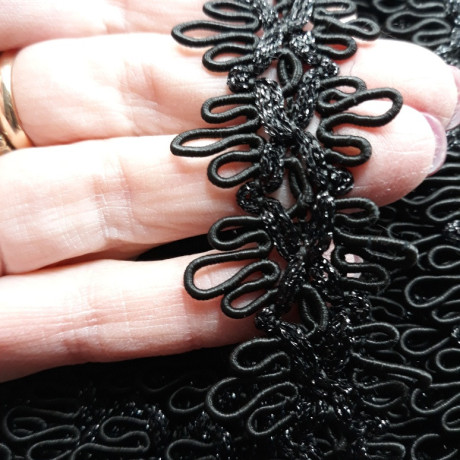 Czarna taśma ozdobna