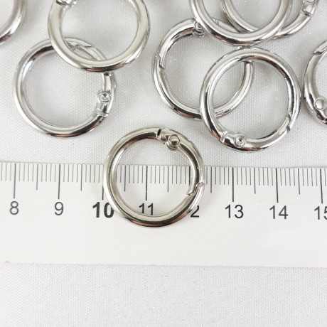 Round metal snap hook – strong and versatile