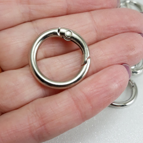 Round metal snap hook – strong and versatile