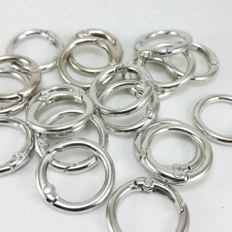 Round metal snap hook – strong and versatile