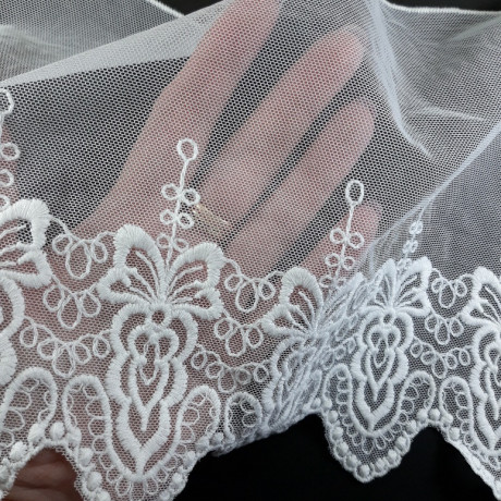 Koronka haft na tiulu – delikatna i elegancka tkanina