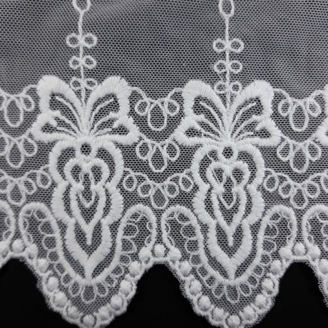Koronka haft na tiulu – delikatna i elegancka tkanina