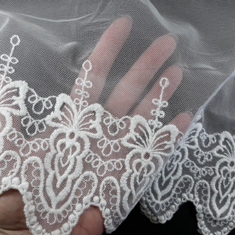 Koronka haft na tiulu – delikatna i elegancka tkanina