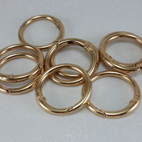 Karabińczyk metalowy okrągły – solidny i uniwersalny