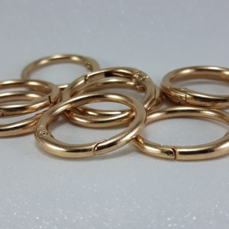 Karabińczyk metalowy okrągły – solidny i uniwersalny