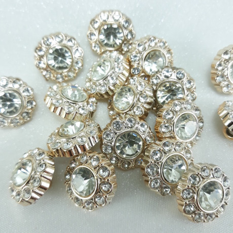 Ozdobne guziki z kamieniami – eleganckie dodatki do ubrań | Sklep