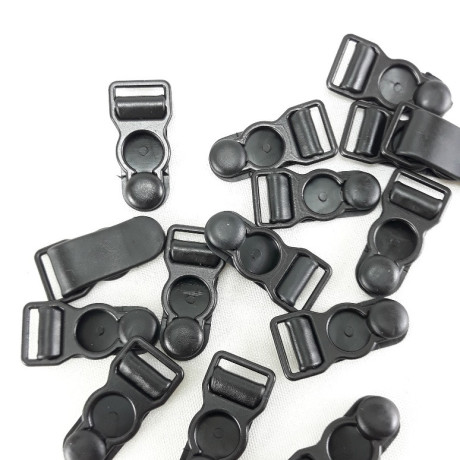 Żabka do pończoch – solidne i eleganckie zapięcie do bielizny