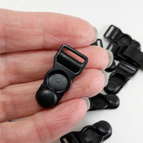 Żabka do pończoch – solidne i eleganckie zapięcie do bielizny