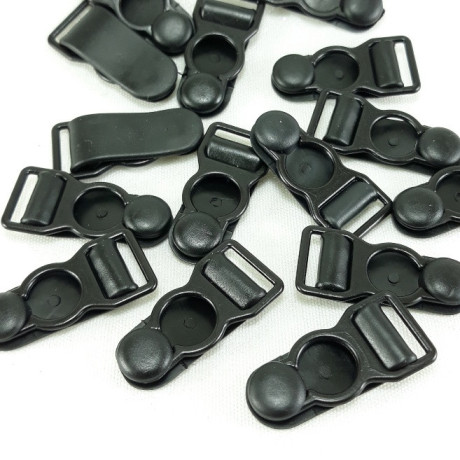 Żabka do pończoch – solidne i eleganckie zapięcie do bielizny