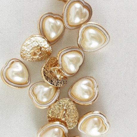 Metalowy guzik serce z perłą