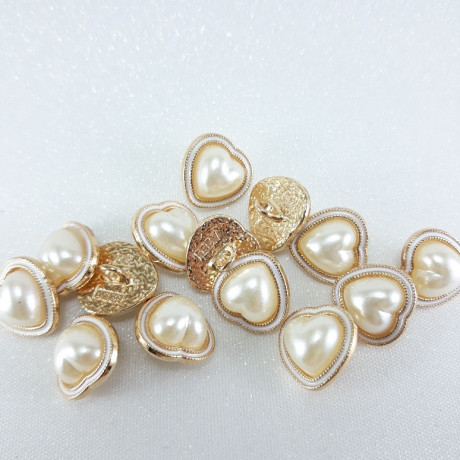 Metalowy guzik serce z perłą