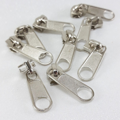 Maszynka do suwaka – zamki błyskawiczne i naprawa suwaków