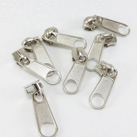 Maszynka do suwaka – zamki błyskawiczne i naprawa suwaków