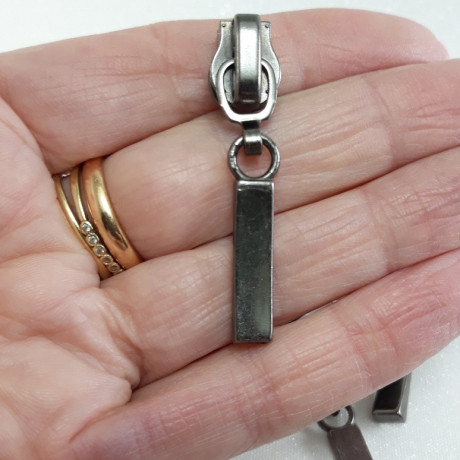 Maszynka do suwaka – zamki błyskawiczne i naprawa suwaków