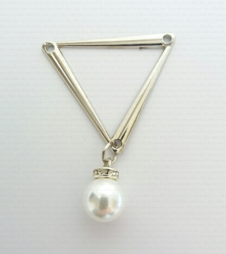 Triangle ornament with pearl 1782