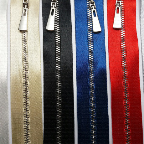 Zamki metalowe na atłasowej taśmie 1833