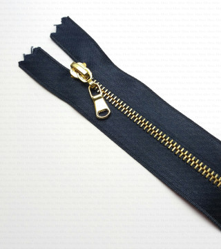 Zamki metalowe na atłasowej taśmie 1834