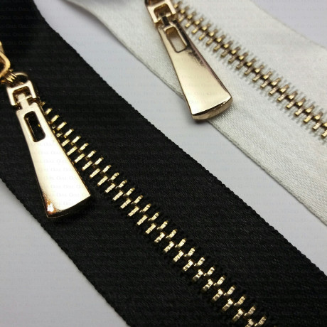 Zamki ozdobne metalowe na atłasowej taśmie 1835