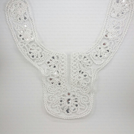 Aplikacja na tiulu z cekinami-dekolt 1940