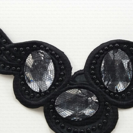 Aplikacja haftowana z kamieniami -dekolt ,1941