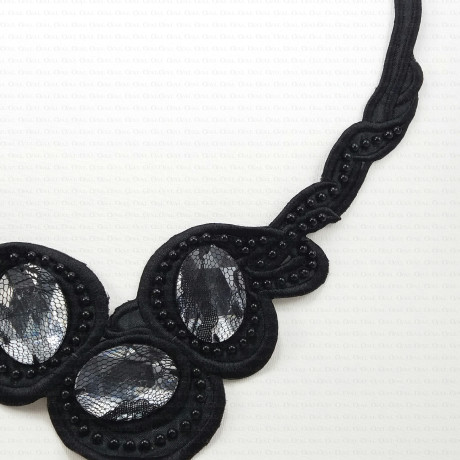 Aplikacja haftowana z kamieniami -dekolt ,1941