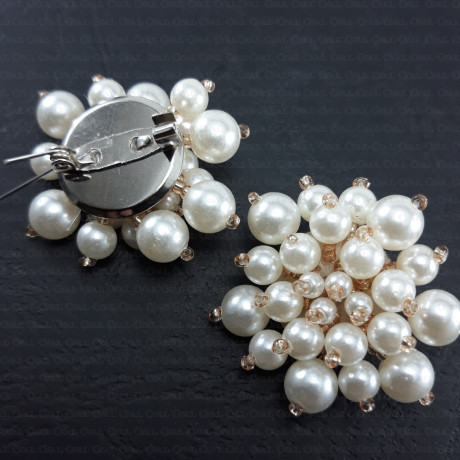 Pearl brooch no. 2202