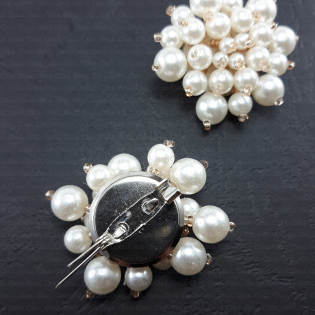 Pearl brooch no. 2202
