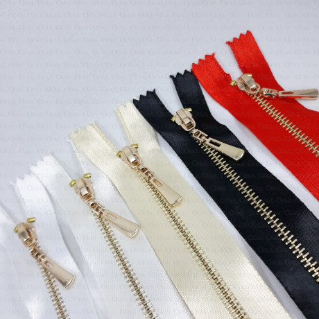 Zamki ozdobne metalowe na atłasowej taśmie 1835