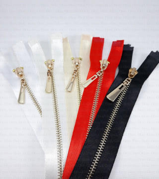 Zamki metalowe 60cm nz atłasowej taśmie nr 2247