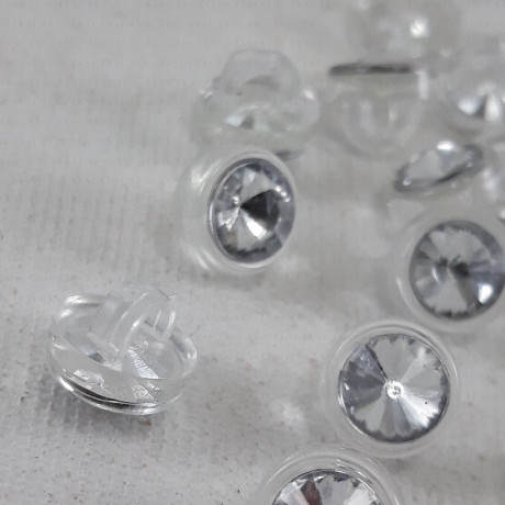 Plastic button with 8mm stone 709